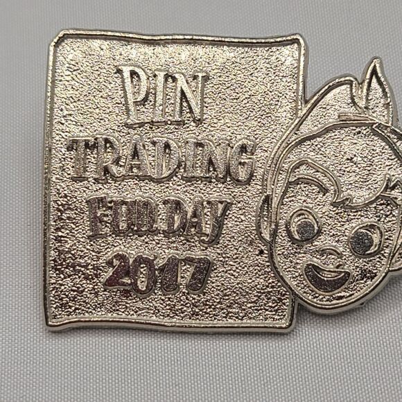 Disney Shanghai Resort 2017 Pin Trading Fun Day Official Pin - Picture 2 of 5
